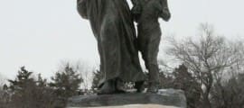 PioneerWomanStatue